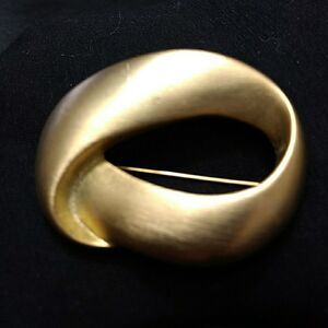 **Final Sale** Vintage gold tone oval swirl brooch